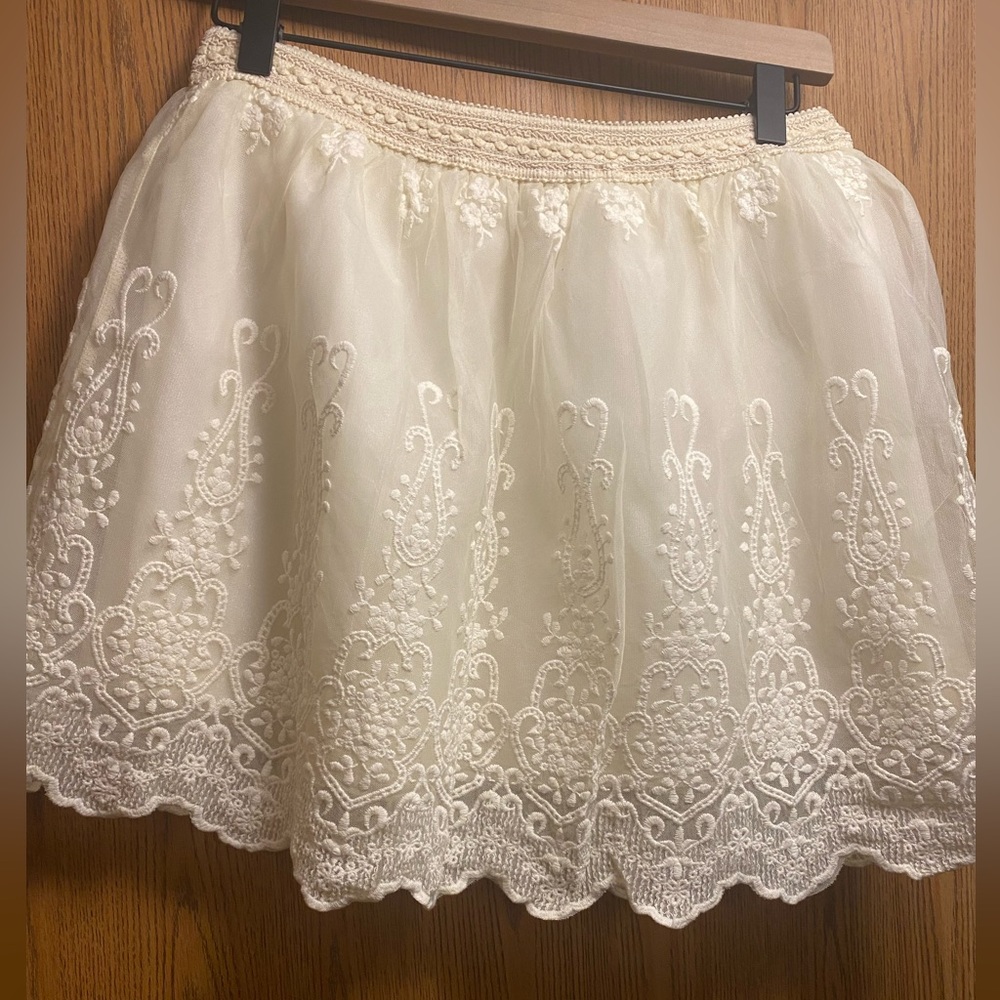 Papaya Beautiful fluffy white tool skirt with layered lining